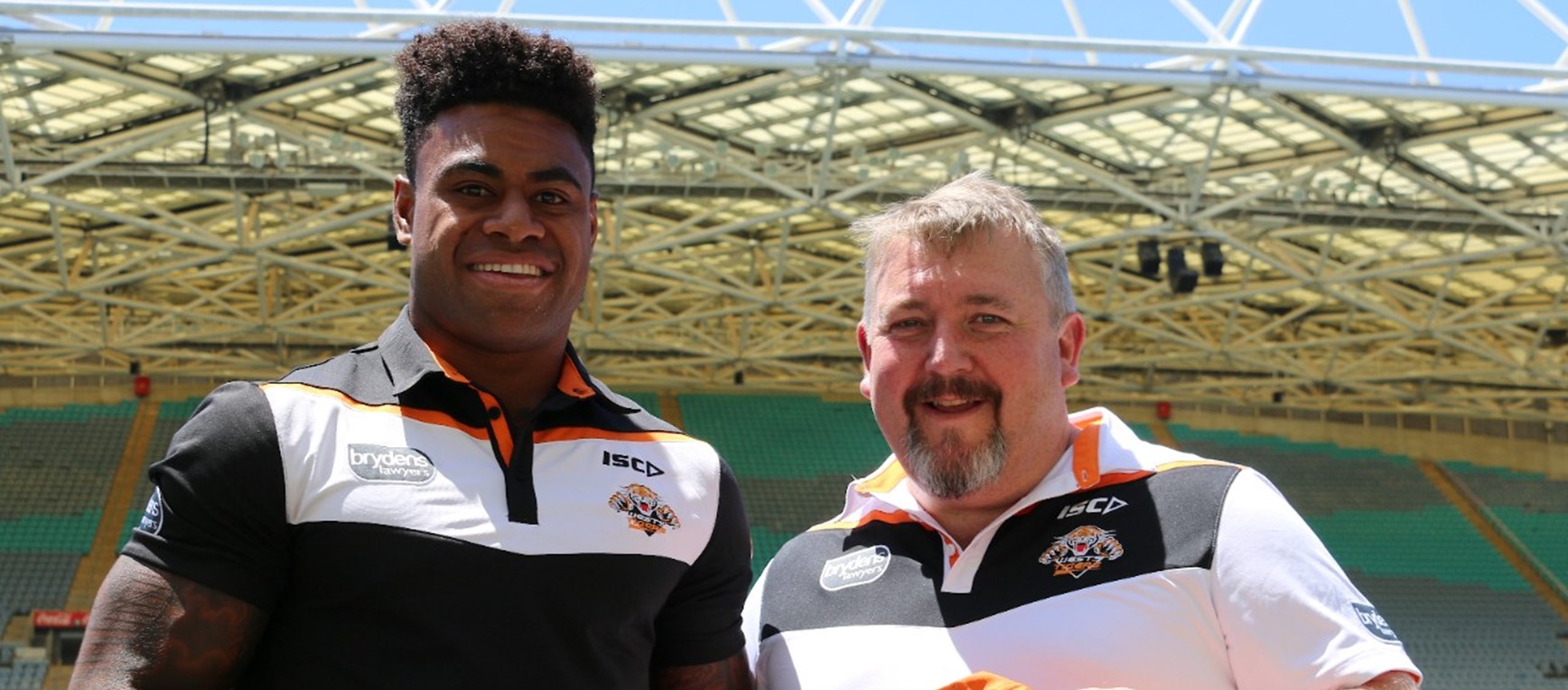 Players presented with Auckland Nines jersey