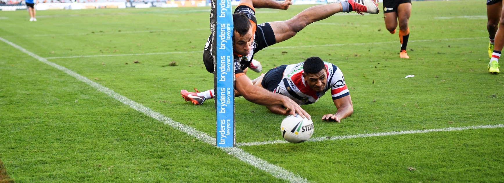 Corey Thompson scores the winning try in his Wests Tigers debut in 2018.