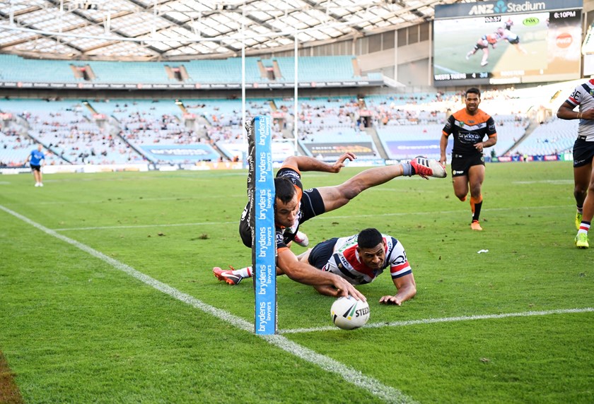 Corey Thompson scores the winning try in his Wests Tigers debut in 2018.