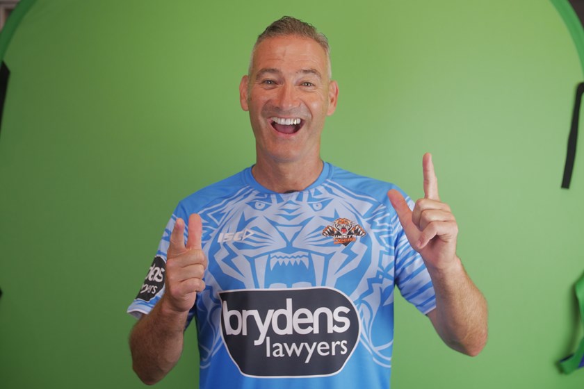 Blue Wiggle Anthony Field modelling the new beyondblue run-out shirt.