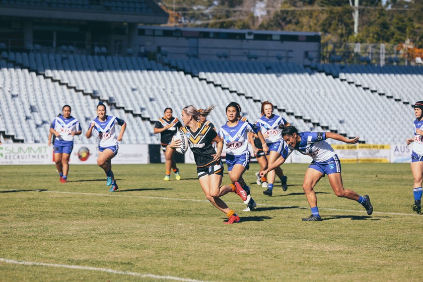 Botille Vette-Welsh breaks clear of the Bulldogs defence to score