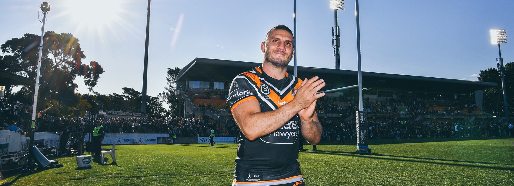 Farah to dust off the boots for fires fundraiser
