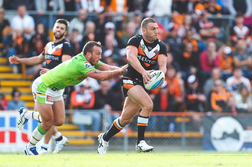 Josh Hodgson pressures Robbie Farah at Leichhardt Oval in 2015