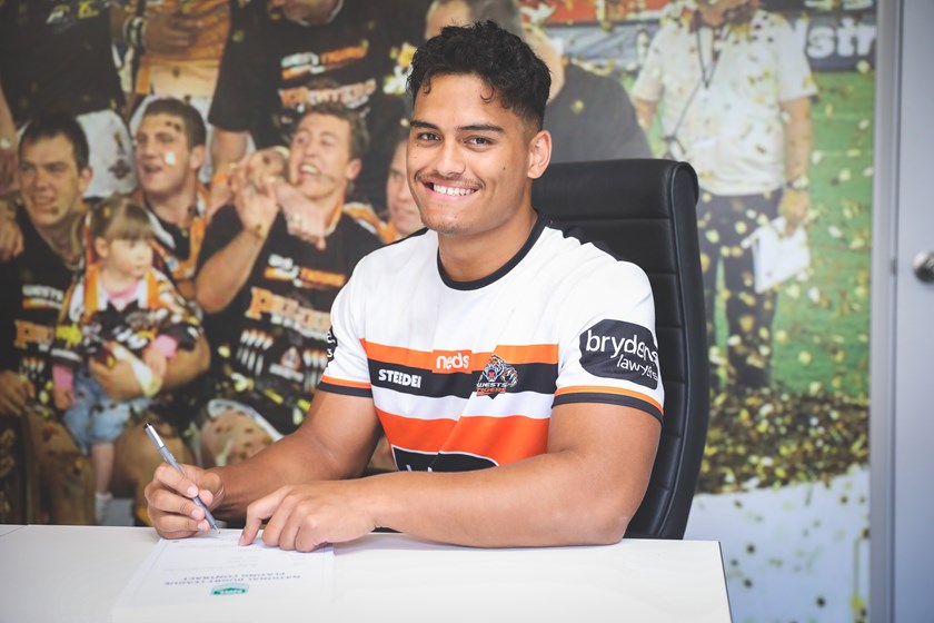 Shawn Blore extends his contract with Wests Tigers until the end of 2023.