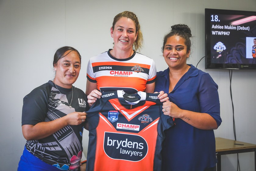 Ashlee Makim (#WTWP47) presented with her jersey by Narellan teammate, Agnes.