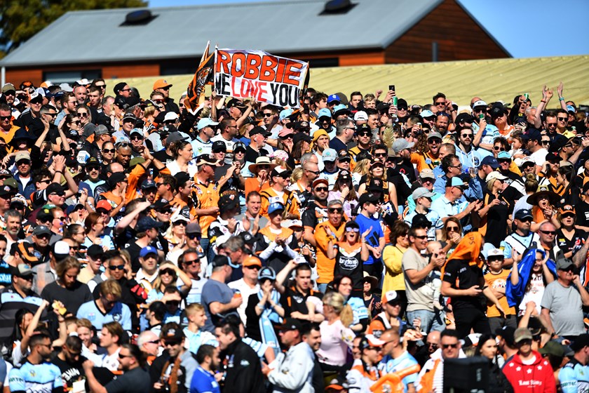 Adoring fans pack Leichhardt Oval in 2019 for Farah's final game
