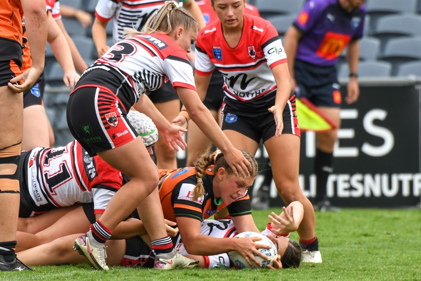 Claire Kennedy crosses for a try 