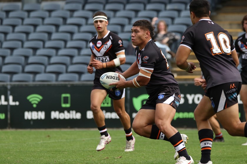 Tallyn Da Silva (left) and Kit Laulilii (ball in hand) to make Jersey Flegg debut