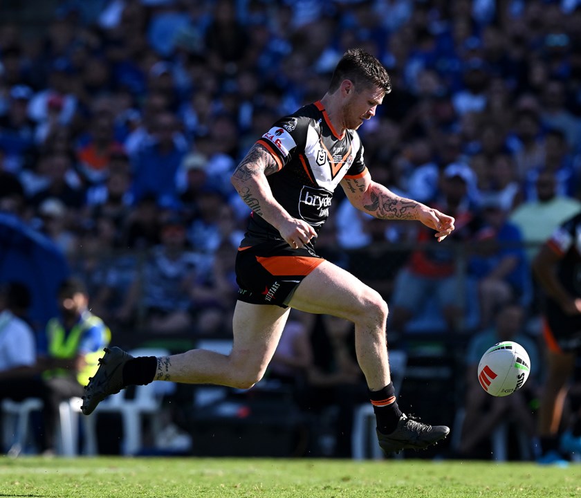 Bateman with a kick and chase on debut against the Bulldogs