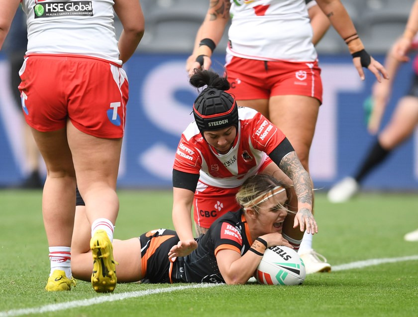 Ebony Prior scores her first NRLW try against the Dragons in Round 5
