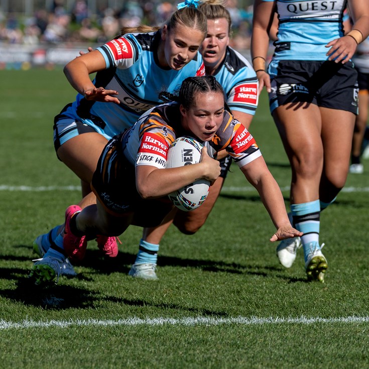 Raecene McGregor bites Sharks in NRLW Magic Round