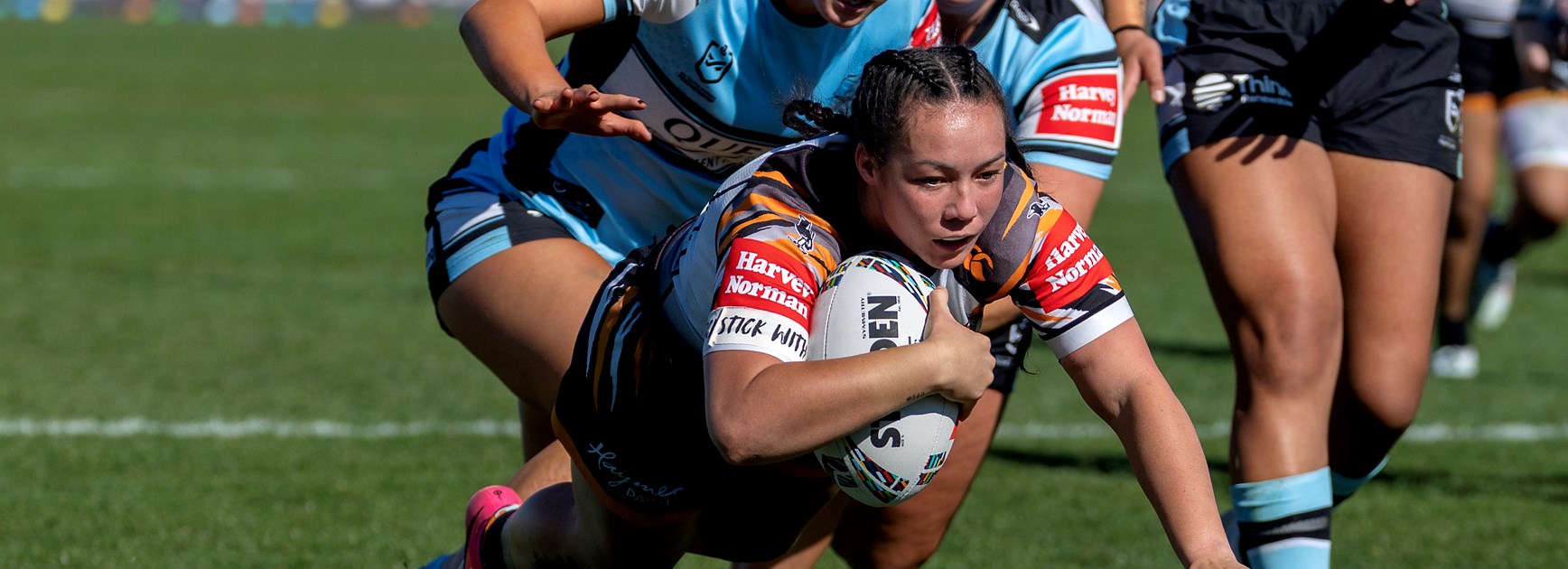 Raecene McGregor bites Sharks in NRLW Magic Round